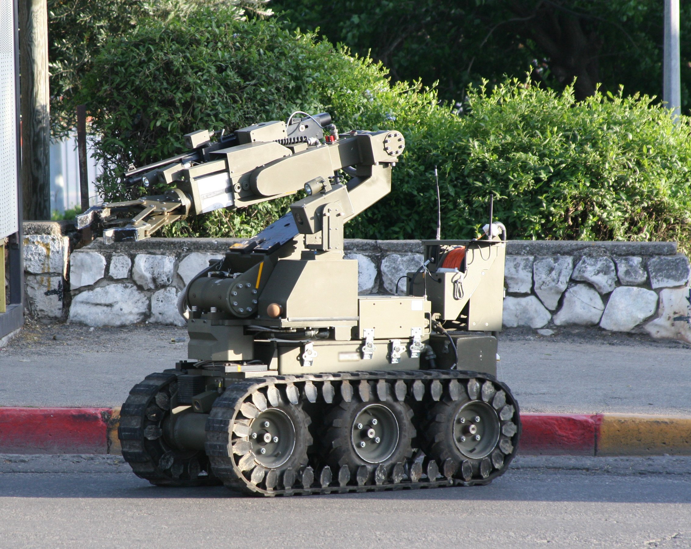 Bomb disposal robot