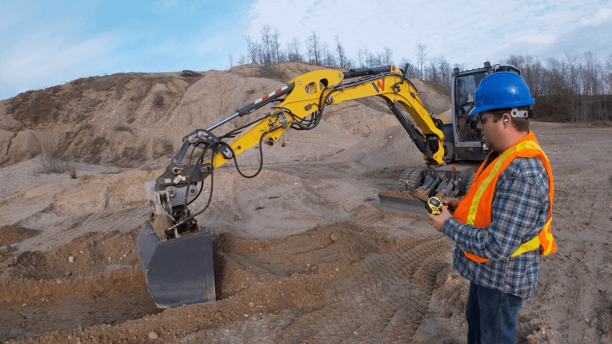 https://www.fortrobotics.com/hubfs/DirtTek%20Excavator%20with%20FORT%20Remote%20Control.png